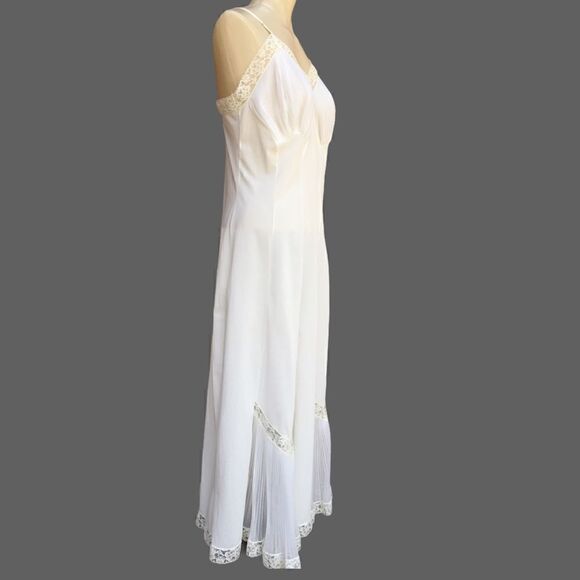Vintage
Rogers Pleat Chiffon Lace Cutout Trim Full Slip Dress - Picture 4 of 15